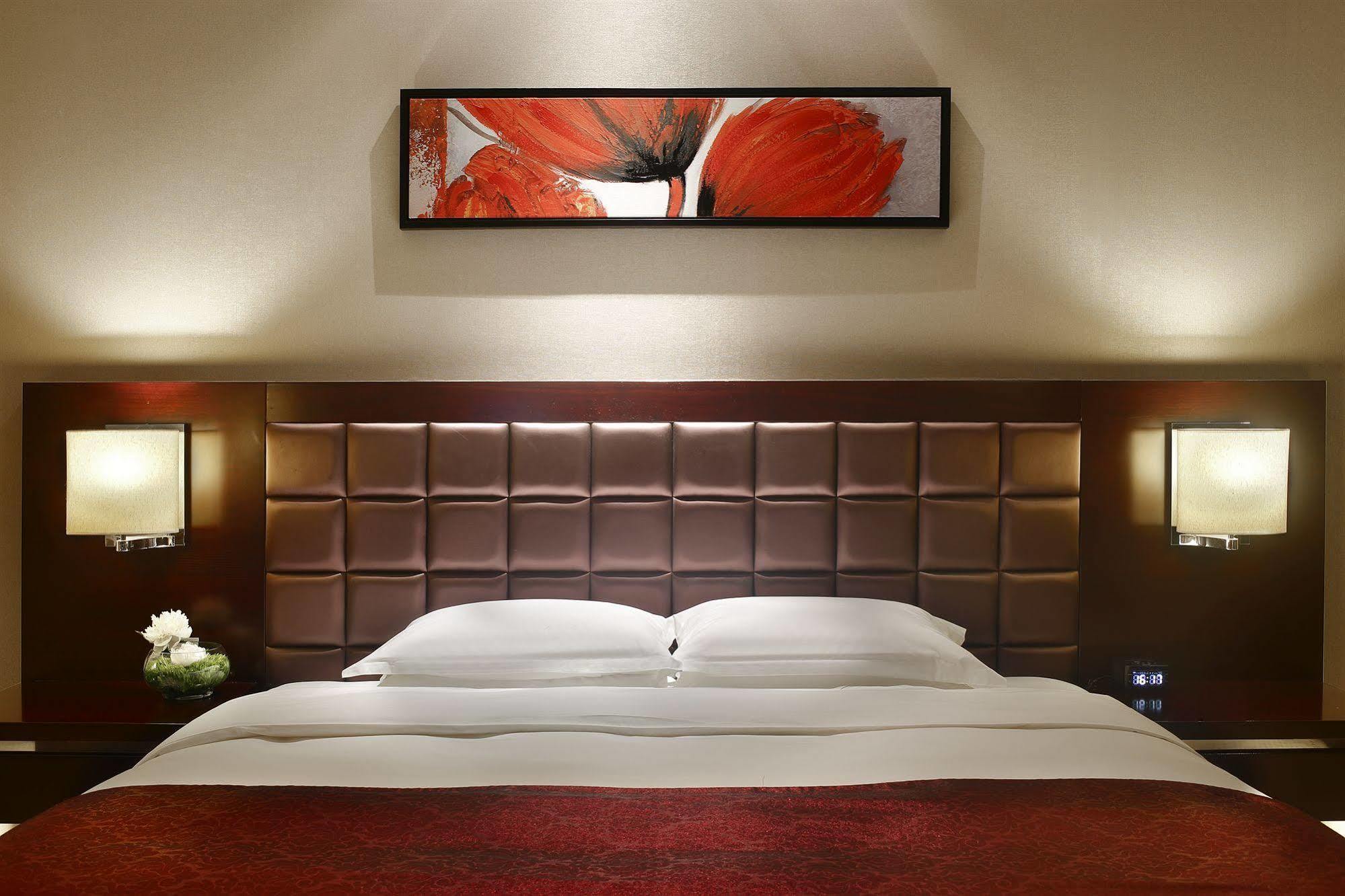 The Qube -close To Pudong International Airport And Land Hotel